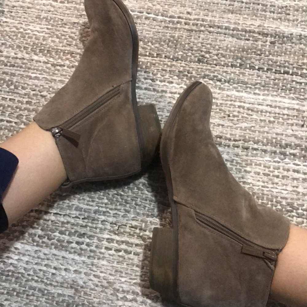 Flat taupe boots